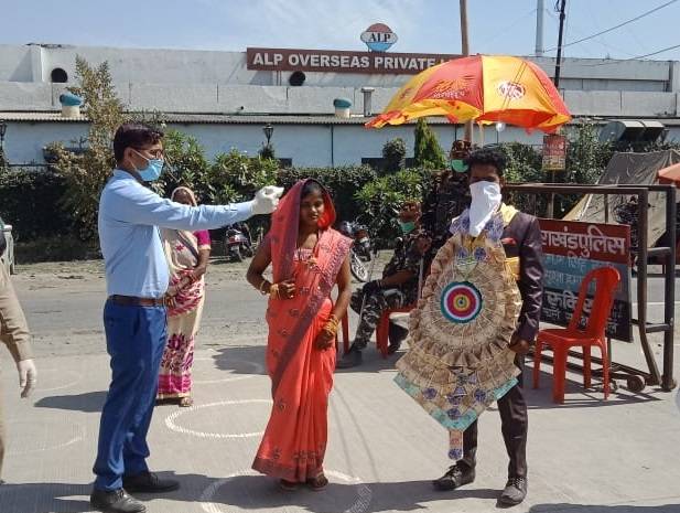 लॉकडाउन में अनोखी शादी, दो राज्यों के बॉर्डर पर दूल्हा-दुल्हन ने लिए सात फेरे