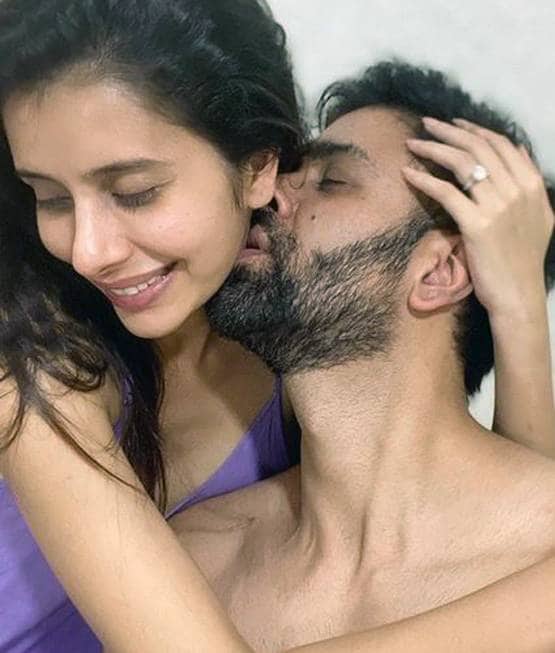 सुष्मिता सेन के भाई-भाभी ने शेयर की इंटीमेट तस्वीरें, सोशल पर हुए ट्रोल