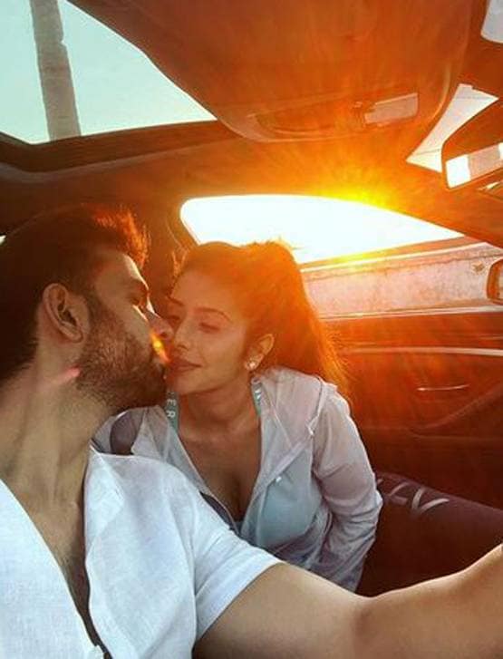 सुष्मिता सेन के भाई-भाभी ने शेयर की इंटीमेट तस्वीरें, सोशल पर हुए ट्रोल