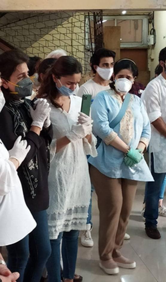 ऋषि कपूर की अंतिम विदाई में रोती दिखीं नीतू कपूर, आलिया ने संभाला