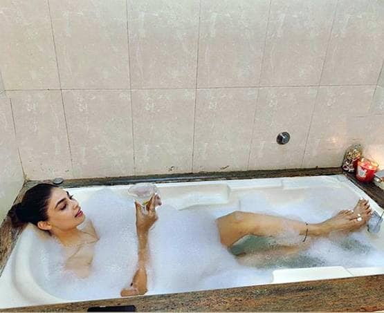 बाथटब में चिल कर रहीं पूर्व मिस इंडिया यूनिवर्स, शेयर की बोल्ड फोटोज