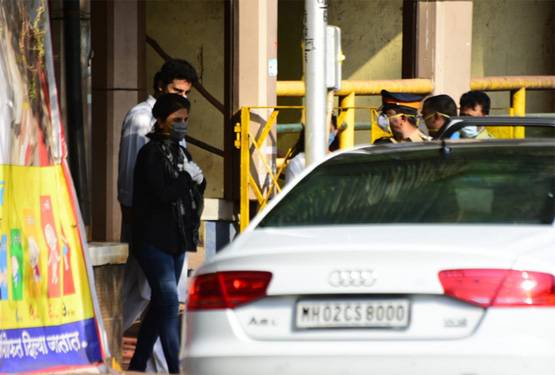 ऋषि कपूर की अंतिम विदाई में रोती दिखीं नीतू कपूर, आलिया ने संभाला