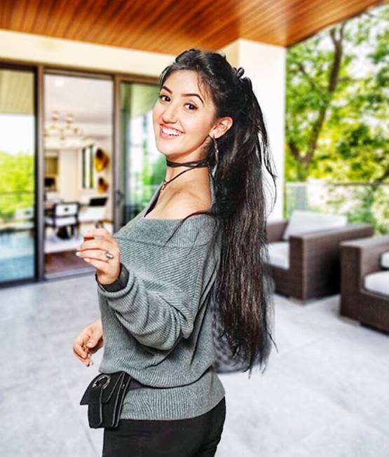 हिना खान की बेटी बनकर हुईं फेमस, अब कर रहीं 19 साल बड़े एक्टर संग रोमांस