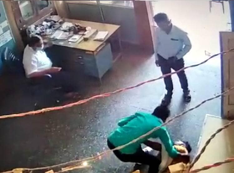 CCTV: इलाज से पहले ही मरीज की मौत, साथ वाले शव छोड़कर भागे