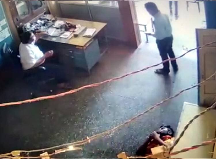 CCTV: इलाज से पहले ही मरीज की मौत, साथ वाले शव छोड़कर भागे