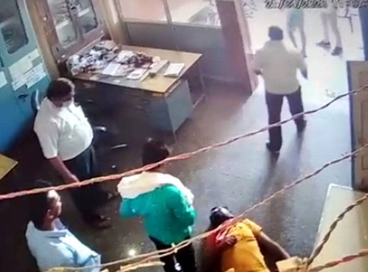 CCTV: इलाज से पहले ही मरीज की मौत, साथ वाले शव छोड़कर भागे