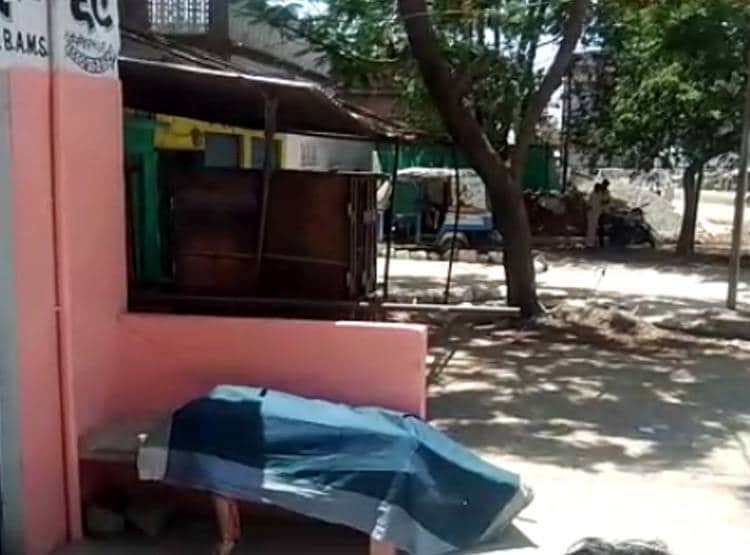 CCTV: इलाज से पहले ही मरीज की मौत, साथ वाले शव छोड़कर भागे