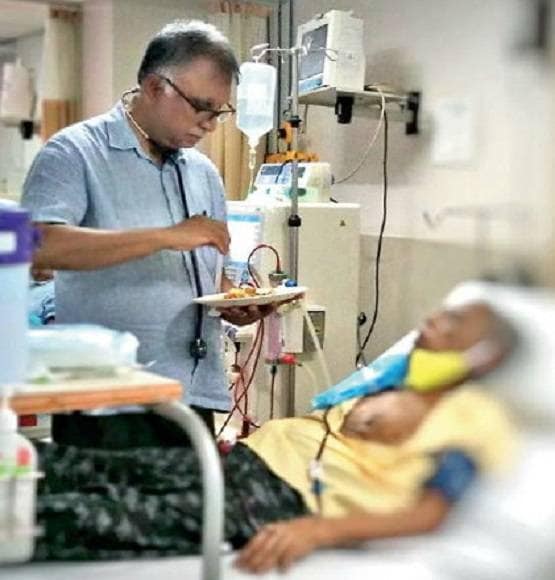 कोरोना: मरीज बोला, मछली-चावल खाना है, डॉक्टर ने अपने हाथ से खिलाया