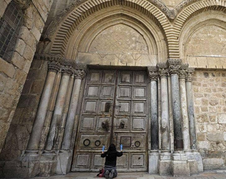 कोरोना का ऐसा कहर, जिस चर्च में यीशु को लटकाया था, वो 700 साल बाद बंद