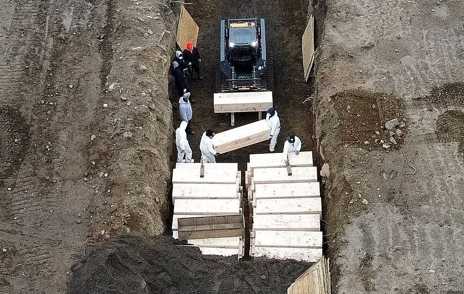 न्यूयॉर्क में इटली जैसी हालत, सामूहिक कब्र में दफनाए जा रहे शव