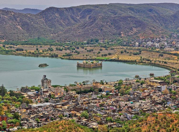 कोरोना काल में दुनिया का हाल... देखें एक वायरस से जंग ने दिखाए कैसे-कैसे रंग!