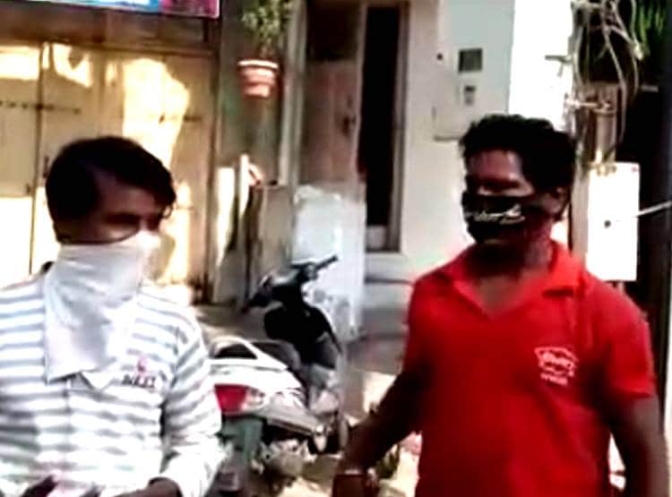 लॉकडाउन तोड़ने पर सिर पर मुर्गा रखवाकर करवाई उठक-बैठक