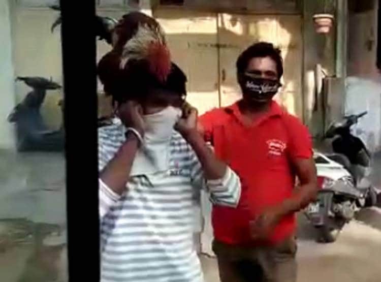 लॉकडाउन तोड़ने पर सिर पर मुर्गा रखवाकर करवाई उठक-बैठक