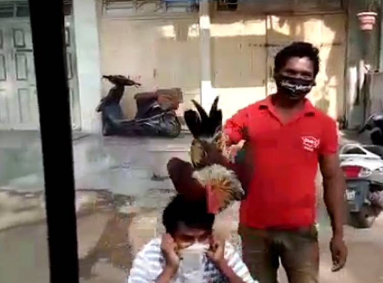 लॉकडाउन तोड़ने पर सिर पर मुर्गा रखवाकर करवाई उठक-बैठक