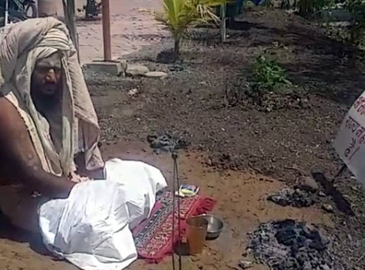 धधकते शोलों के बीच कंप्यूटर बाबा की धूनी, दिग्विजय के लिए भी किया था ऐसा