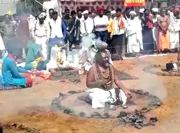 धधकते शोलों के बीच कंप्यूटर बाबा की धूनी, दिग्विजय के लिए भी किया था ऐसा