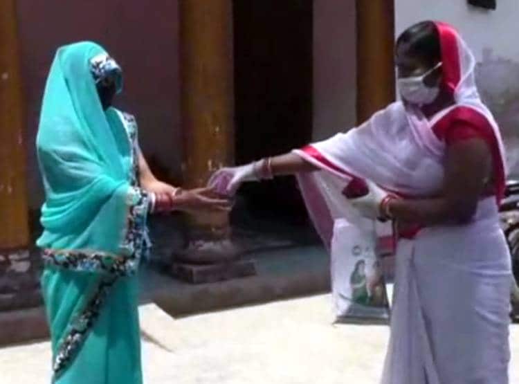 लॉकडाउन से न बढ़ जाए आबादी, यूपी के बलिया में घर-घर बांटे जा रहे कंडोम