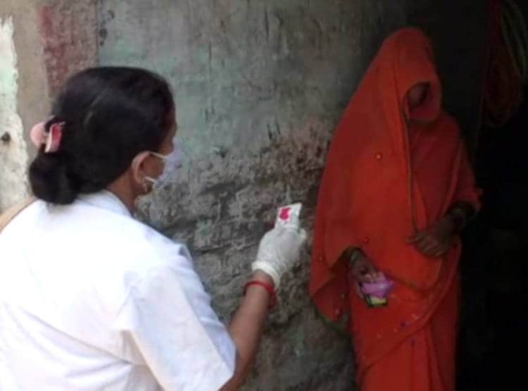 लॉकडाउन से न बढ़ जाए आबादी, यूपी के बलिया में घर-घर बांटे जा रहे कंडोम