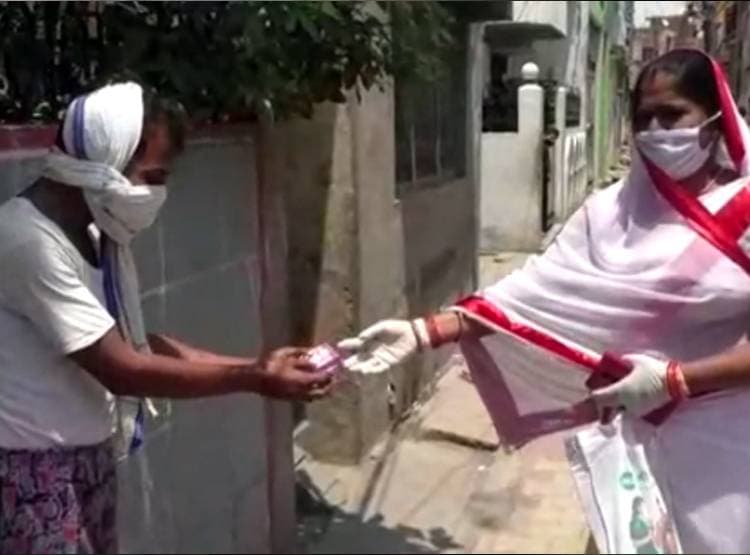 लॉकडाउन से न बढ़ जाए आबादी, यूपी के बलिया में घर-घर बांटे जा रहे कंडोम