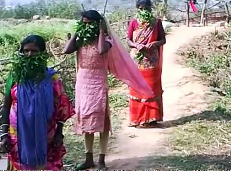 कोरोना से बचने का देसी जुगाड़, नीम के पत्तों का मास्क बनाकर कर रहे काम