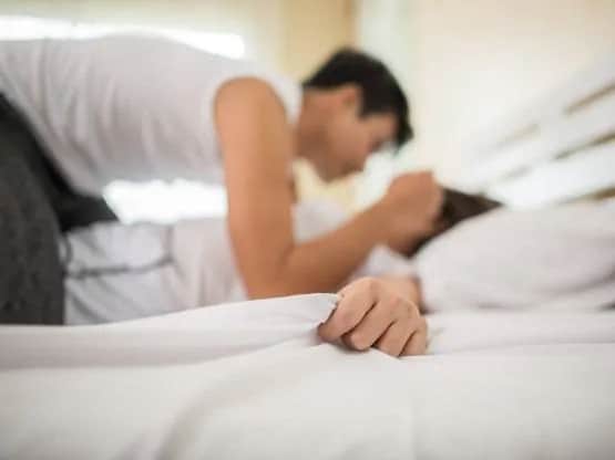 क्वारनटीन में अजनबियों से सेक्स करने लगे कोरोना संदिग्ध, लगाने पड़े गार्ड!