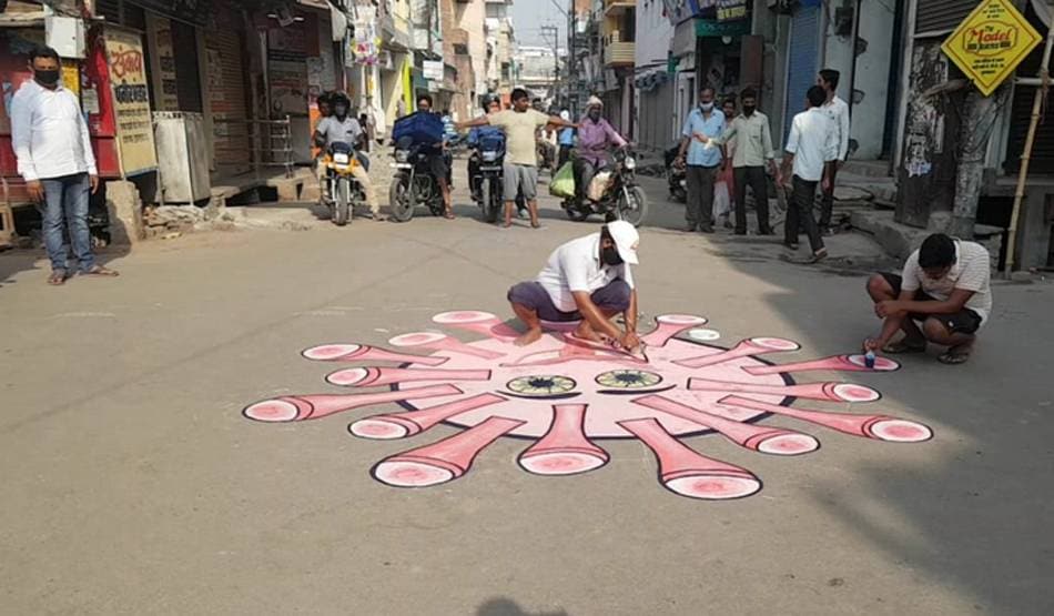 जागरूकता के लिए अनोखी मुहिम, सड़क पर बनाई कोरोना पेंटिंग