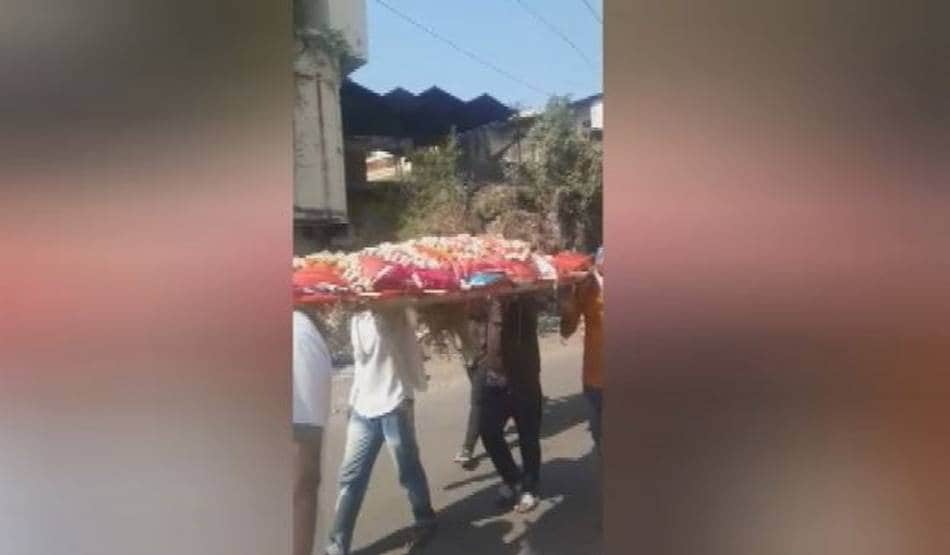 नहीं थे अंतिम संस्कार के पैसे, मुस्लिम भाइयों ने दिया हिंदू महिला को कंधा