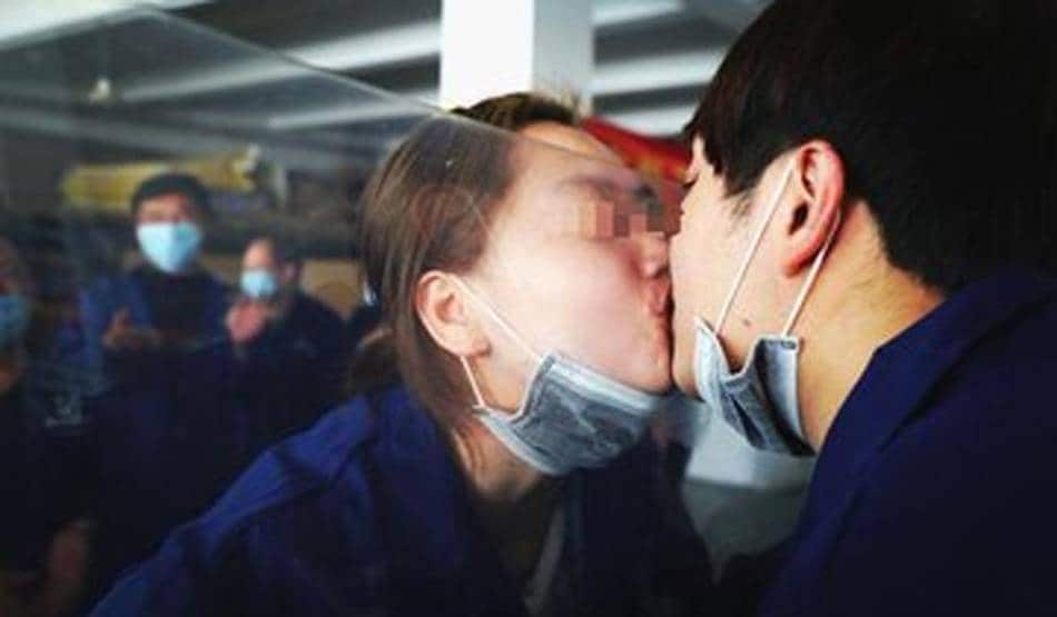 लॉकडाउन में मिली ढील तो चीन की फैक्ट्री में हुआ 'किसिंग कॉन्टेस्ट'