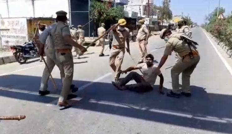 लॉकडाउन का पालन करवाने गांव पहुंची पुलिस, लोगों से हुई झड़प