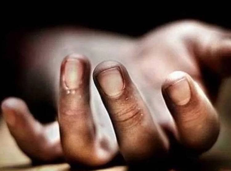 फ्लैट से उठी बदबू, दरवाजा खुला तो चौंकी पुलिस, मिले 2 बहनों के गले शव