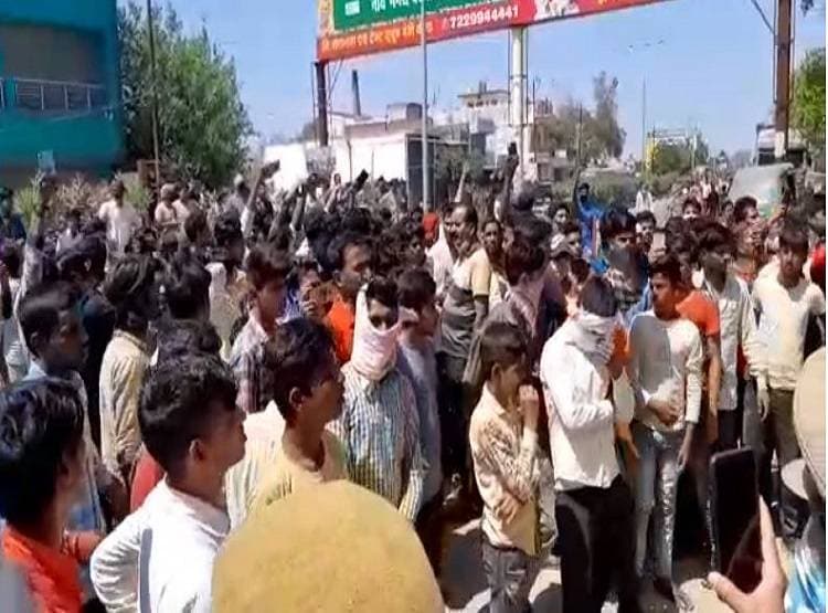 लॉकडाउन का पालन करवाने गांव पहुंची पुलिस, लोगों से हुई झड़प