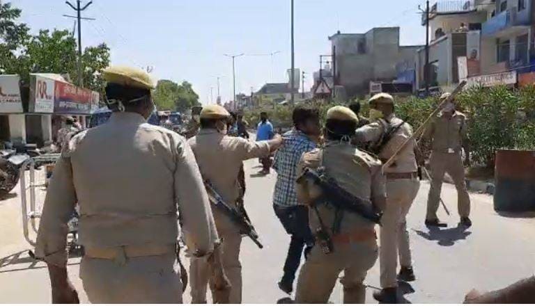 लॉकडाउन का पालन करवाने गांव पहुंची पुलिस, लोगों से हुई झड़प