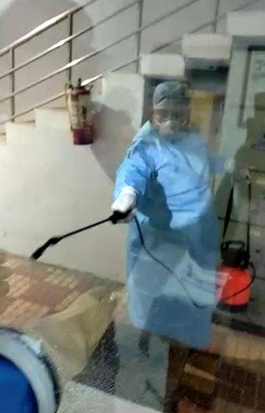 ऐसे लिया जाता है कोरोना टेस्ट के लिये सैंपल! वीडियो वायरल