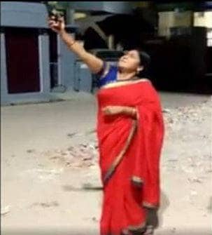 नौ मिनट की दिवाली में हदें पार, कोई बना भूत, किसी ने लगाई आग