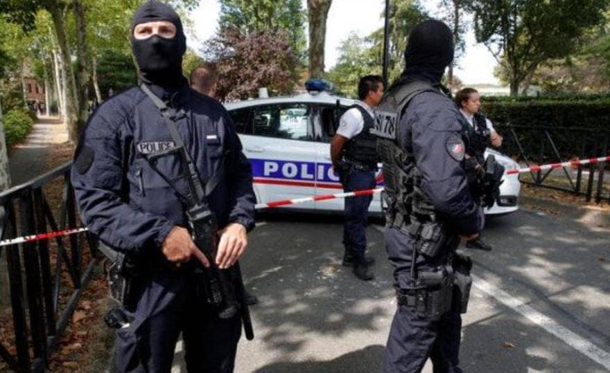 लॉकडाउन: सिगरेट की ऐसी तलब, पहुंचा दूसरे देश, हेलिकॉप्टर से रेस्क्यू