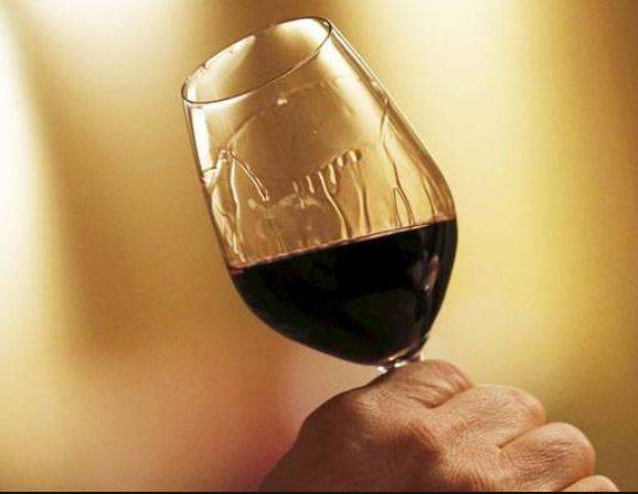 लॉकडाउन में मजदूरों को बांट रहा था शराब, TikTok ने पहुंचा दिया हवालात