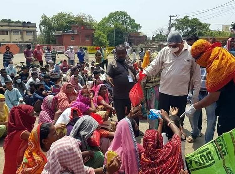 सोशल डिस्टेंसिंग भूले बीजेपी विधायक, भीड़ जुटाकर बांटा राशन