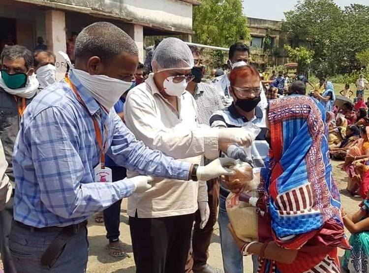 सोशल डिस्टेंसिंग भूले बीजेपी विधायक, भीड़ जुटाकर बांटा राशन
