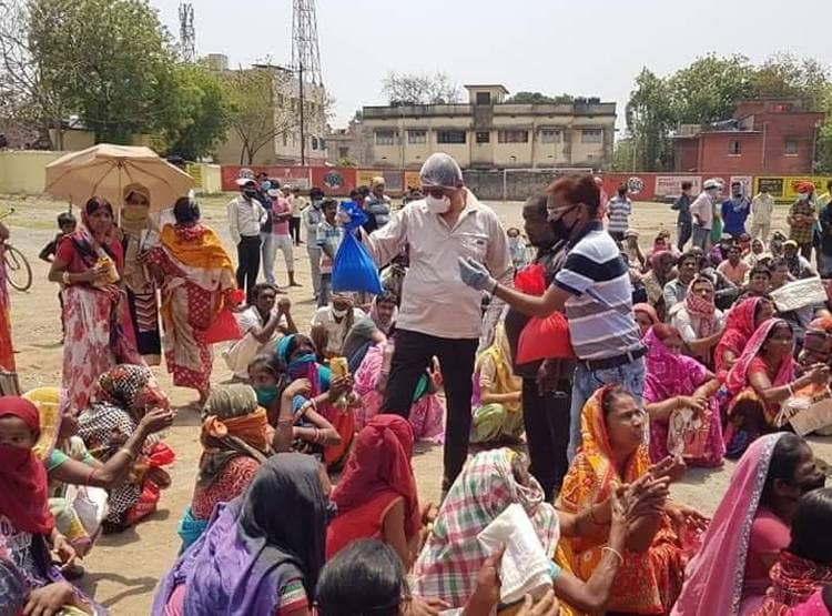 सोशल डिस्टेंसिंग भूले बीजेपी विधायक, भीड़ जुटाकर बांटा राशन