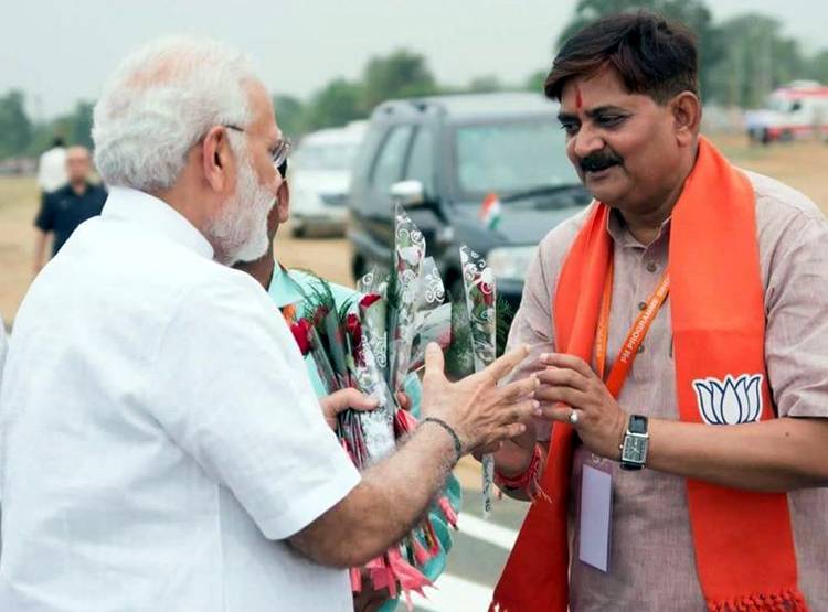 सोशल डिस्टेंसिंग भूले बीजेपी विधायक, भीड़ जुटाकर बांटा राशन