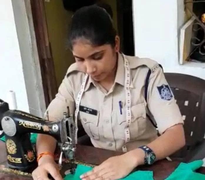 कोरोना: मरीज बोला, मछली-चावल खाना है, डॉक्टर ने अपने हाथ से खिलाया