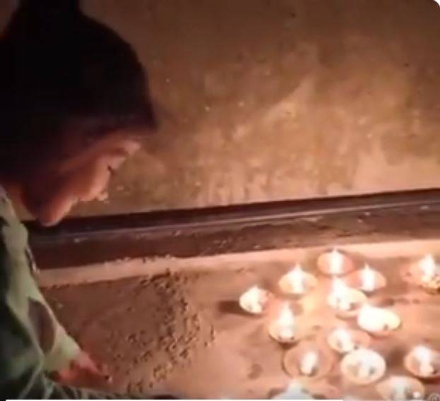 कोरोना के खिलाफ जंग को लोगों ने दिवाली में बदला, जमकर की आतिशबाजी