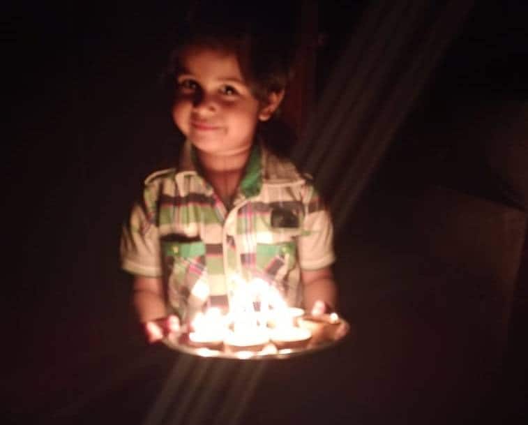 कोरोना का अंधकार दूर करने के लिए दीपों से जगमगाया पूरा भारत, देखें तस्वीरें