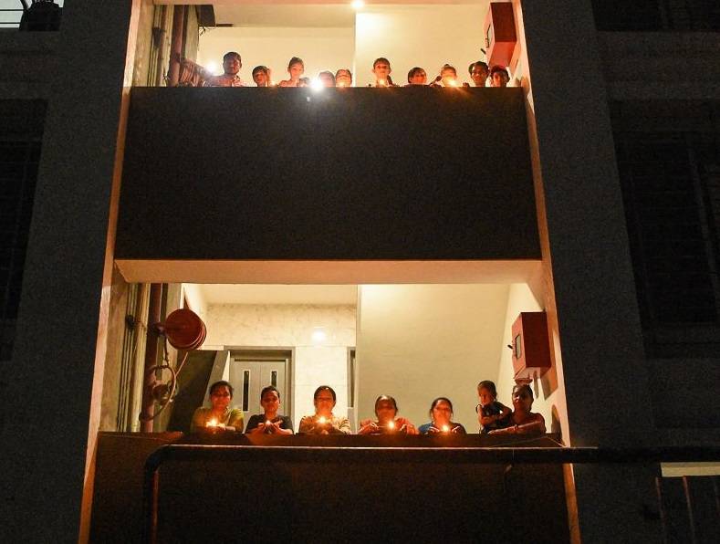 कोरोना का अंधकार दूर करने के लिए दीपों से जगमगाया पूरा भारत, देखें तस्वीरें