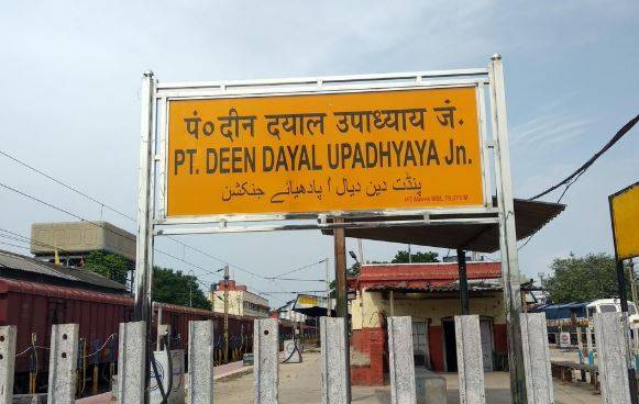 ट्रेनें बंद, स्टेशन सूना...प्लेटफार्म पर चला आया 6 फीट लंबा अजगर