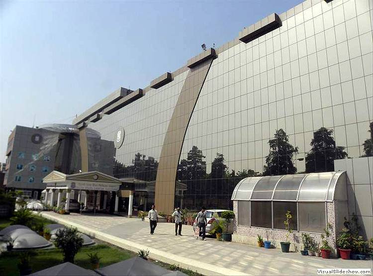 दिल्ली के इस अस्पताल में 2 डॉक्टर, 16 नर्सिंग स्टाफ कोरोना पॉजिटिव