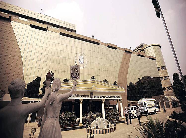 दिल्ली के इस अस्पताल में 2 डॉक्टर, 16 नर्सिंग स्टाफ कोरोना पॉजिटिव