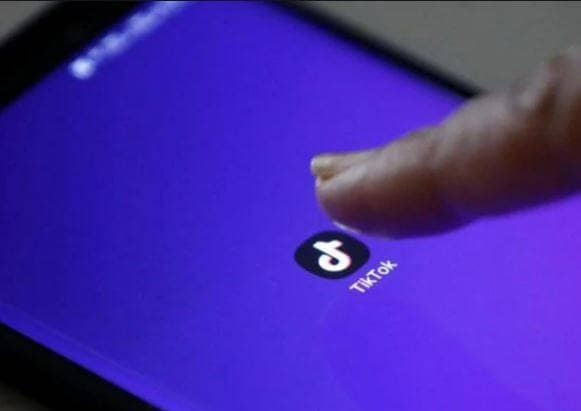 लॉकडाउन में मजदूरों को बांट रहा था शराब, TikTok ने पहुंचा दिया हवालात