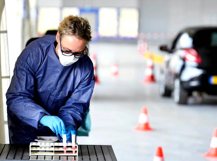 चीन से 100 गुना कम आबादी वाला देश, कोरोना से मौतों में निकला आगे