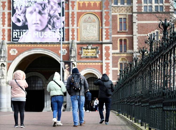 चीन से 100 गुना कम आबादी वाला देश, कोरोना से मौतों में निकला आगे